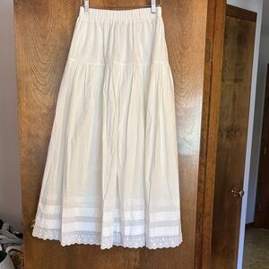 Chic White A-Line Skirt with Lace Hem